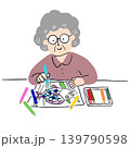 おばあさんが色鉛筆で塗り絵をしている2 139790598