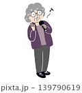 おばあさんがカラオケで歌を歌っている2 139790619