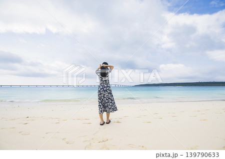 与那覇前浜ビーチから来間大橋をながめる女性 139790633