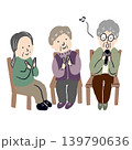 三人のおばあさんたちが順番にカラオケで歌を歌っている2 139790636