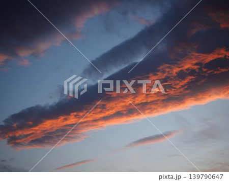 燃えるような夕焼け雲 139790647
