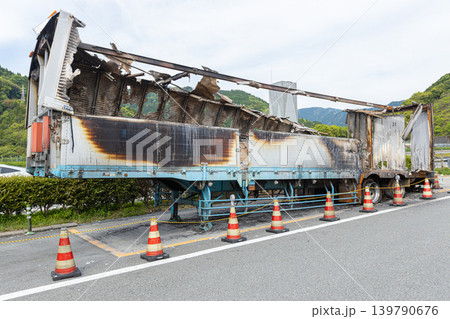 車両火災でボロボロになっているトラックの素材 車両火災でボロボロになっているトラックの素材 139790676