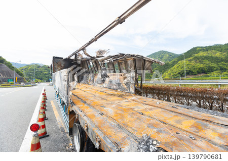 車両火災でボロボロになっているトラックの素材 139790681
