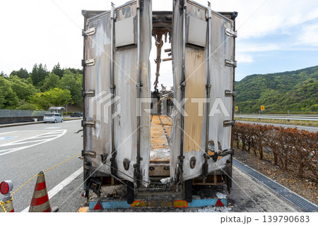 車両火災でボロボロになっているトラックの素材 車両火災でボロボロになっているトラックの素材 139790683