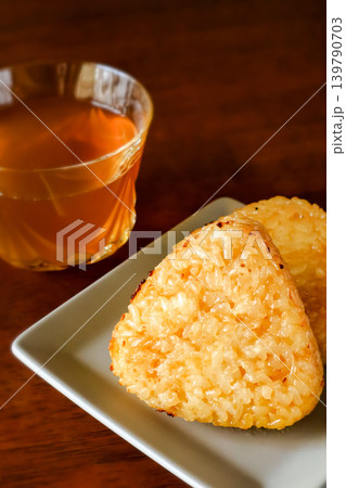 焼きおにぎりとお茶 焼きおにぎりとお茶 139790703