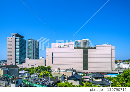 日本の横浜都市景観不快…《神奈川県》日本の…夏…到来…上大岡駅前などを望む。警告…夏のような日差しに 139790715