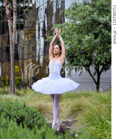 Ballerina standing on pointe in San Jose garden Ballerina standing on pointe in San Jose garden 139790751