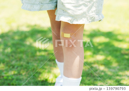 膝に絆創膏を貼る小学生 139790793