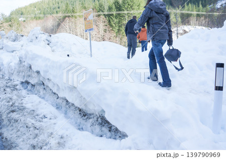雪道を進む人々の冬のアウトドア体験 139790969