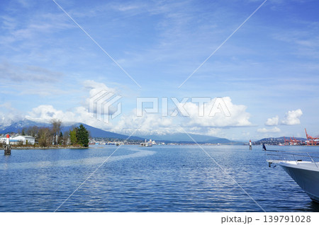 晴天の海と山を望む港の風景 139791028