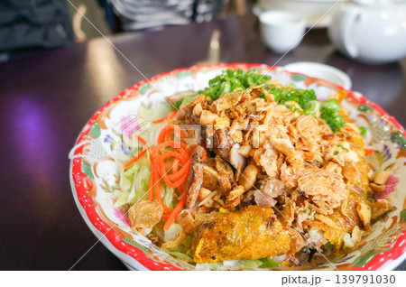 香ばしさ広がるベトナム風鶏肉のサラダ麺 139791030