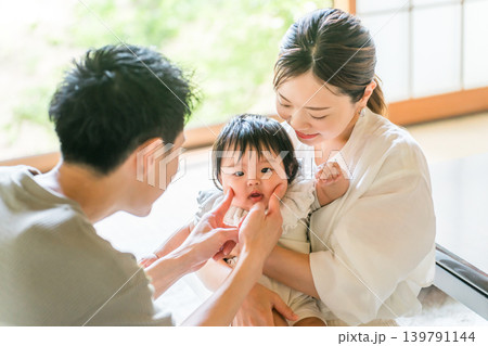 赤ちゃんをあやす,一緒に遊ぶ両親,親子(スキンシップ) 赤ちゃんをあやす,一緒に遊ぶ両親,親子(スキンシップ) 139791144