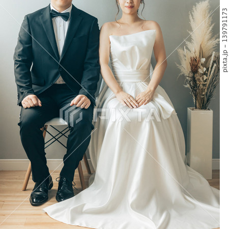 ウェディングフォトを撮影する新郎新婦（結婚,挙式,ブライダル） 139791173