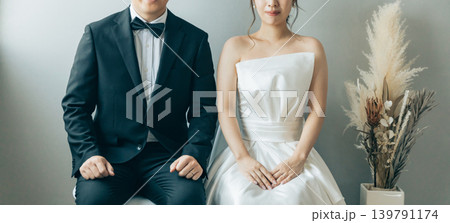 ウェディングフォトを撮影する新郎新婦(結婚,挙式,ブライダル) ウェディングフォトを撮影する新郎新婦(結婚,挙式,ブライダル) 139791174