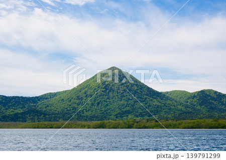 恐山極楽浜から見た、新緑の山と湖のある風景 恐山極楽浜から見た、新緑の山と湖のある風景 139791299