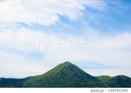 恐山極楽浜から見た、新緑の山と青空 恐山極楽浜から見た、新緑の山と青空 139791300