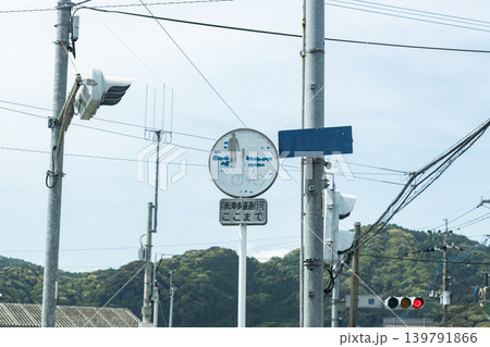 色あせてしまった交通標識 色あせてしまった交通標識 139791866