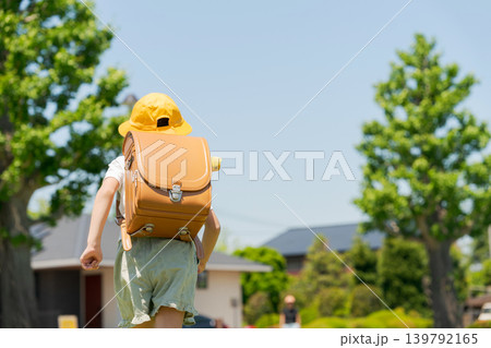 ランドセルを背負って走る女の子の後ろ姿 ランドセルを背負って走る女の子の後ろ姿 139792165