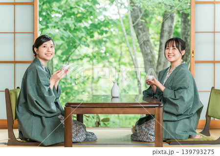 日本旅館の和室で浴衣姿で日本酒を飲む女性・友人 日本旅館の和室で浴衣姿で日本酒を飲む女性・友人 139793275