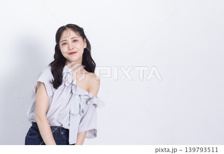 笑顔で立つ若い女性 笑顔で立つ若い女性 139793511