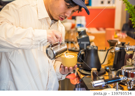カフェにて　ラテアートの作成中 139793534