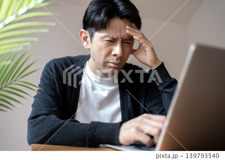 慢性的な頭痛やストレスに悩むミドル男性 139793540