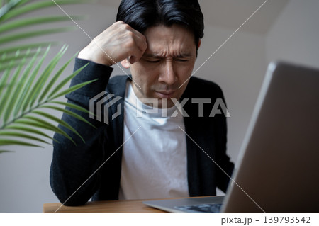 慢性的な頭痛やストレスに悩むミドル男性 139793542