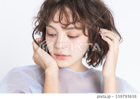 ビューティーイメージ 若い女性のポートレート ビューティーイメージ 若い女性のポートレート 139793638