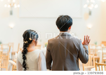 結婚式・披露宴で入場・退場する新郎新婦 139793698