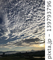 夕日に照らされた雲 139793796