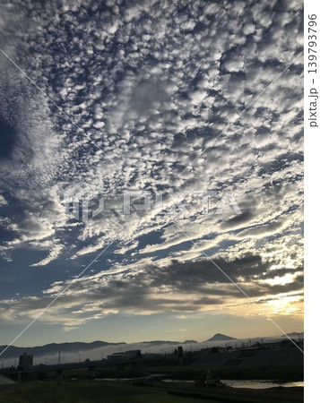 夕日に照らされた雲 夕日に照らされた雲 139793796