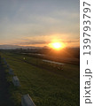 夕日が沈む河川敷 139793797