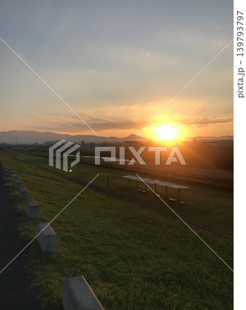 夕日が沈む河川敷 139793797