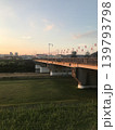 夕暮の淀川を渡る橋 139793798