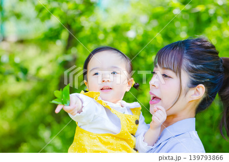 幸せな家族 公園で遊ぶ親子  母娘 139793866