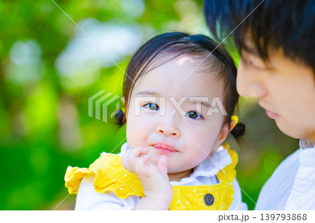幸せな家族 公園で遊ぶ親子  子供  女の子 139793868