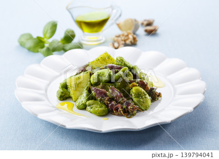 ホタルイカとそら豆のバジルソース 春のイタリアン料理 ホタルイカとそら豆のバジルソース 春のイタリアン料理 139794041