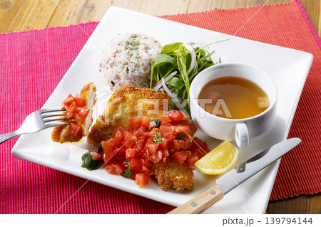 フォークで持ち上げたミラノ風カツレツ 洋食ランチセット フォークで持ち上げたミラノ風カツレツ 洋食ランチセット 139794144