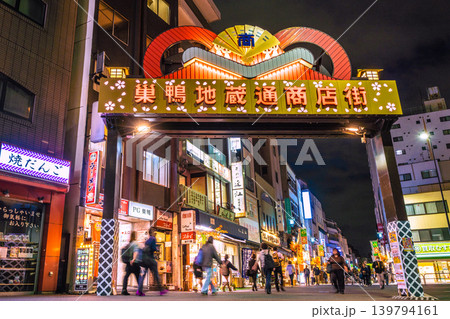 日本の東京都市景観 巣鴨地蔵通商店街(巣鴨地蔵通り商店街)などを望む。マスク姿も… 日本の東京都市景観 巣鴨地蔵通商店街(巣鴨地蔵通り商店街)などを望む。マスク姿も… 139794161