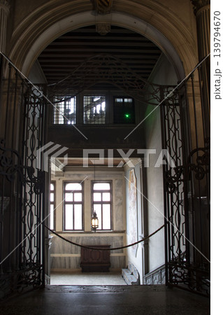 ベネチアの建物の屋内風景　光と陰で彩られる重厚な造りの階段と廊下 139794670