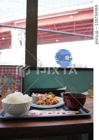 橋を眺めてランチ 139794969