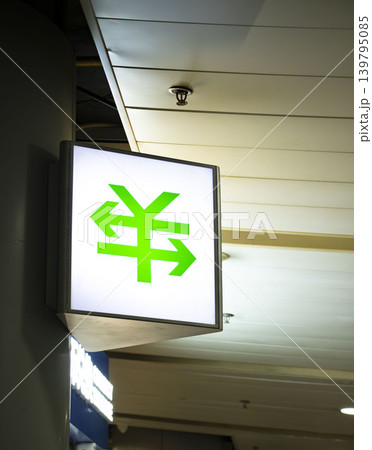 空港内の両替所の看板 空港内の両替所の看板 139795085