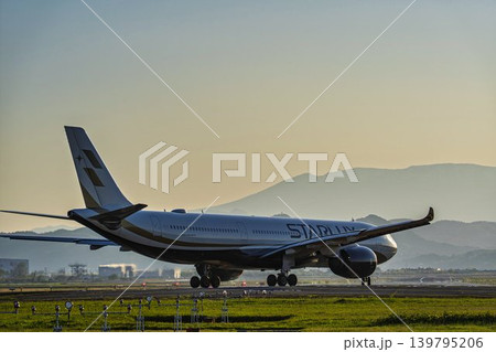 夕暮れの仙台空港　タキシング中の飛行機と蔵王連峰　宮城県名取市 139795206