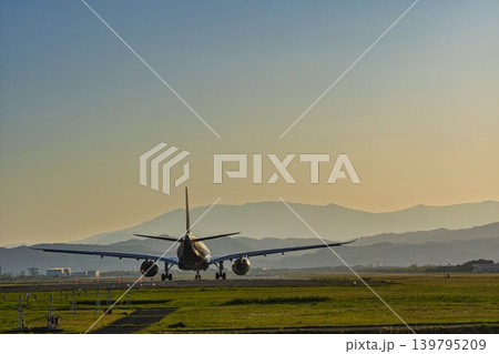 午後の仙台空港 着陸中の飛行機と蔵王連峰 宮城県名取市 午後の仙台空港 着陸中の飛行機と蔵王連峰 宮城県名取市 139795209