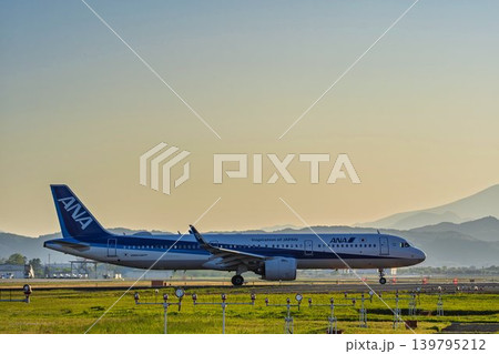 夕暮れの仙台空港 タキシング中の飛行機 宮城県名取市 夕暮れの仙台空港 タキシング中の飛行機 宮城県名取市 139795212