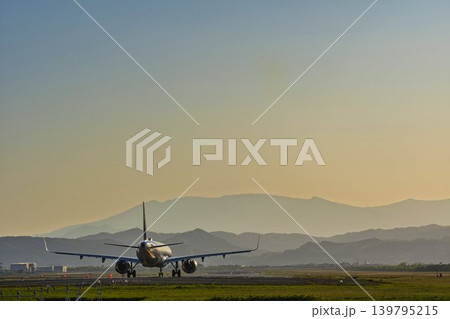 夕暮れの仙台空港 離陸中の飛行機と蔵王連峰 宮城県名取市 夕暮れの仙台空港 離陸中の飛行機と蔵王連峰 宮城県名取市 139795215