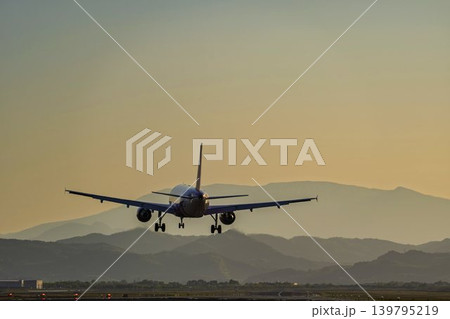 午後の仙台空港 着陸中の飛行機と蔵王連峰 宮城県名取市 午後の仙台空港 着陸中の飛行機と蔵王連峰 宮城県名取市 139795219