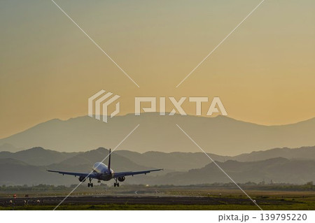 午後の仙台空港 着陸中の飛行機と蔵王連峰 宮城県名取市 午後の仙台空港 着陸中の飛行機と蔵王連峰 宮城県名取市 139795220