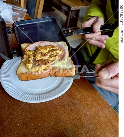 山小屋で作るホットサンド 139795280