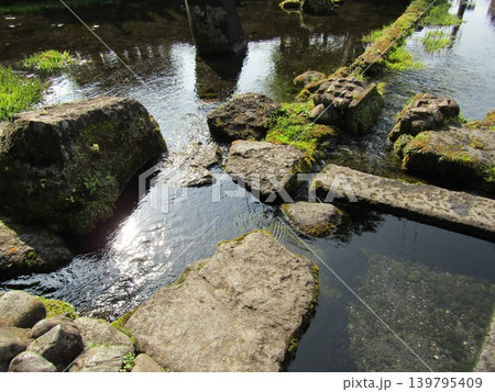 大分県竹田市、日本名水百選に選ばれた竹田湧水群の中の一つ「泉水湧水(せんずいゆうすい)」 大分県竹田市、日本名水百選に選ばれた竹田湧水群の中の一つ「泉水湧水(せんずいゆうすい)」 139795409